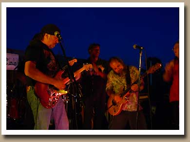 "T-Bone" L. Thomas Baggett and Stan Alves playing guitar